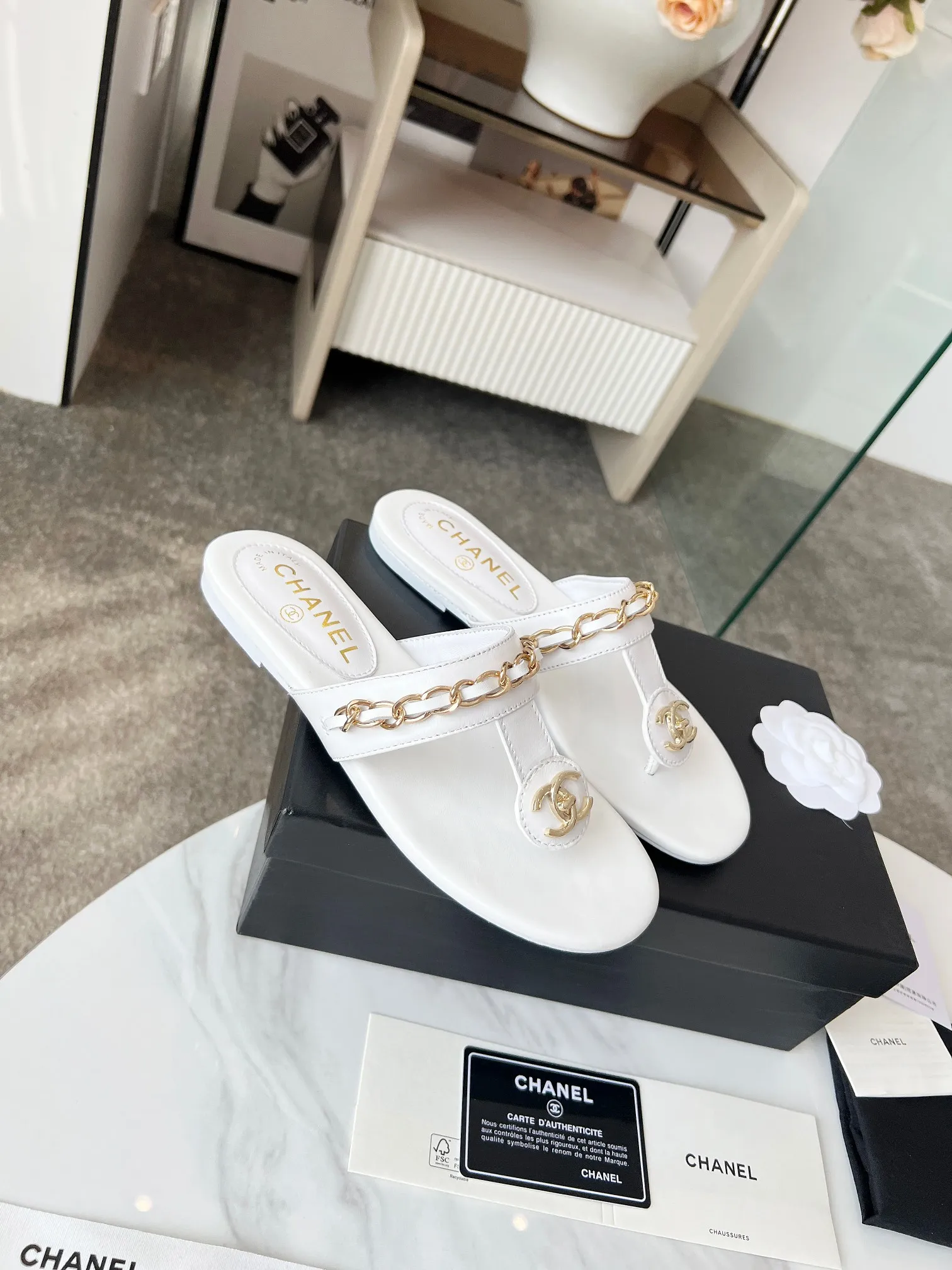 👟👟Ex-factory price 440👟👟 CHANEL｜Xiaoxiang 25 spring and summer new product Double C chain series flip-flops and sandals. Chain sandals are this year's big hit. I have been impressed by their beauty, casual and natural, and have the classic dominance of Xiangjia. From leather to hardware, the upper foot is comfortable and stylish. The fabric is made of imported lambskin, the lining is silk sheepskin, and the Italian genuine leather outsole Code number: 35-39 (40/41 customized)